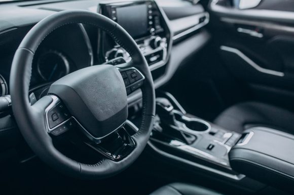 Za kierownicą marzeń – jak luksusowe samochody zmieniają nasze doświadczenia z jazdy?