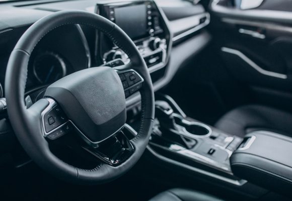 Za kierownicą marzeń – jak luksusowe samochody zmieniają nasze doświadczenia z jazdy?