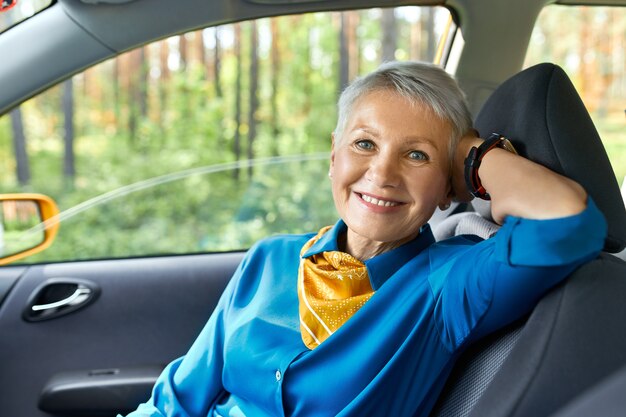 Bezpieczne i wygodne podróżowanie: Wybór samochodu dla osób starszych