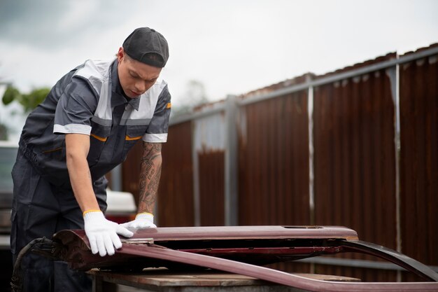 Poradnik, jak krok po kroku wygląda montaż bagażnika na dachu samochodu bez użycia relingów